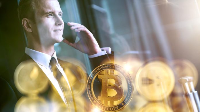 Homem de negócios ao telefone com bitcoins próximos