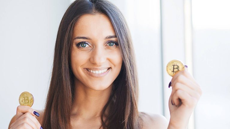 Jovem segurando bitcoins