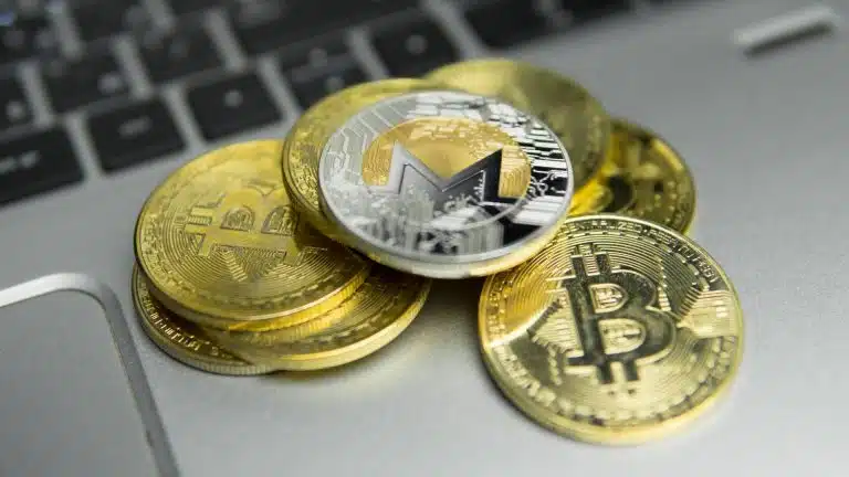 Monero e bitcoin em destaque