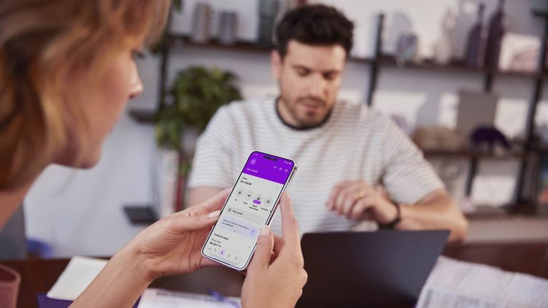 Mulher olhando para sua conta no Nubank em aplicativo