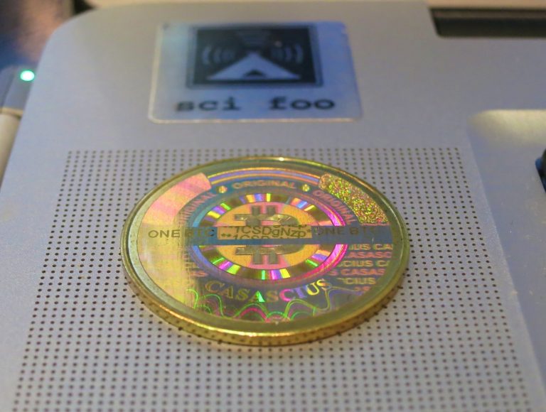 Investidor resgata duas moedas físicas de Bitcoin por R$ 975 milhões