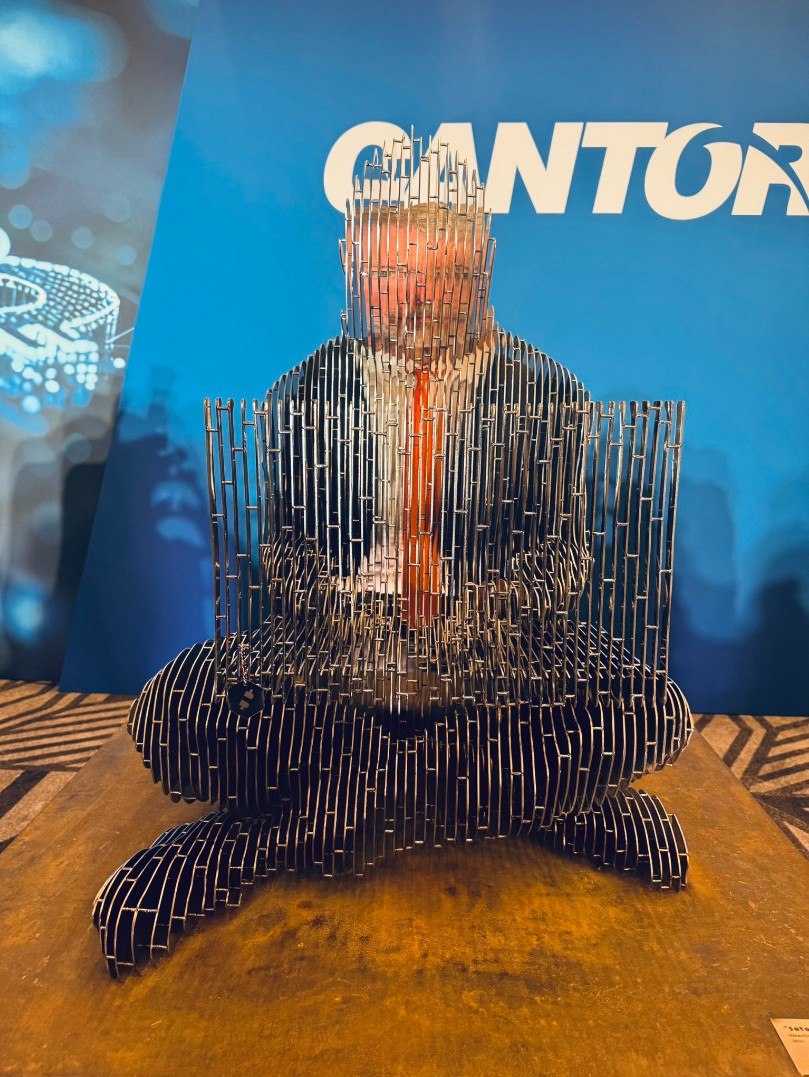 Michael Saylor, fundador da Strategy, atrás de estátua de Satoshi Nakamoto. Fonte: Satoshigallery/X.