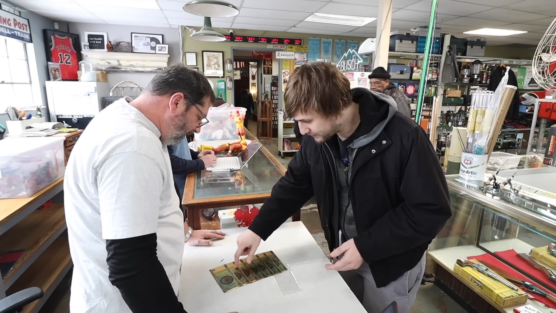 Golpista tentando vender notas de “100 bitcoins” em loja de compra e venda de usados. Fonte: Craigslist Hunter/YouTube.