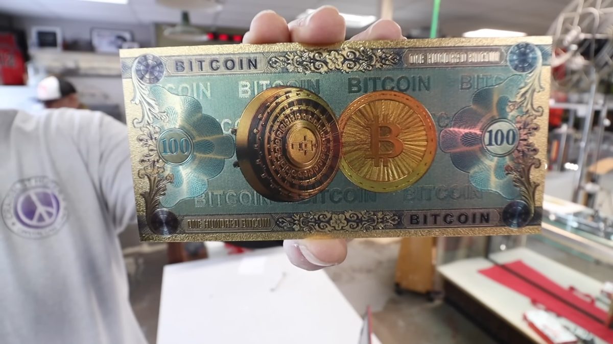 Nota decorativa de “100 bitcoins”, sem algum valor além da arte. Fonte: Craiglist Hunter/YouTube.