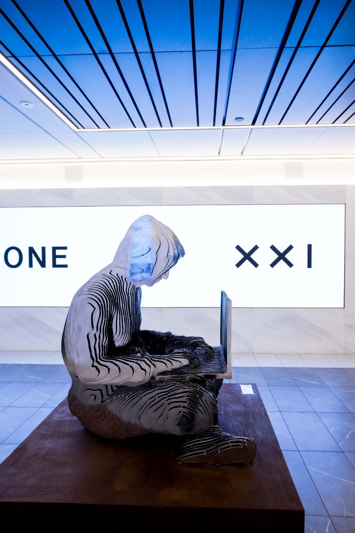 Escultura de Satoshi Nakamoto vista de lado na NYSE. Fonte: NYSE/X.