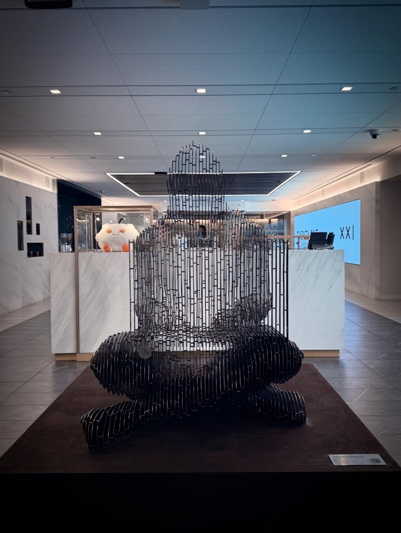 Escultura de Satoshi Nakamoto vista de frente na NYSE. Fonte: NYSE/X.