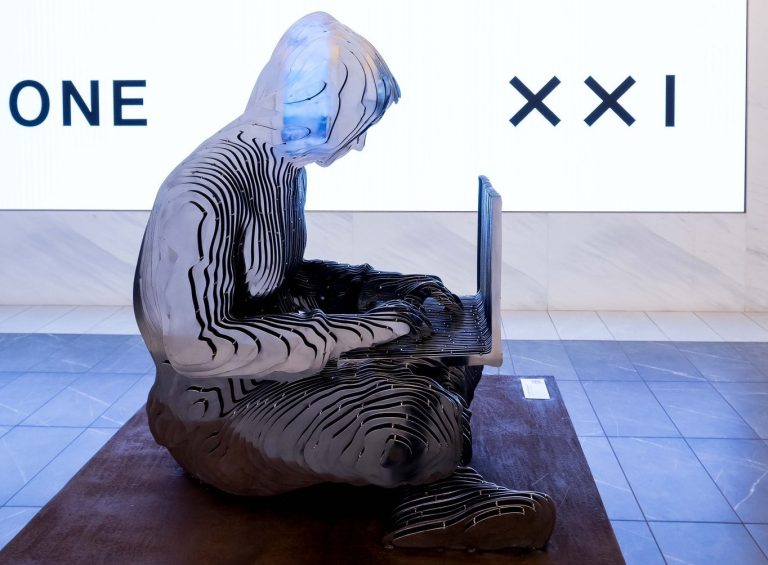 Satoshi Nakamoto recebe estátua na Bolsa de Valores de Nova York (NYSE)