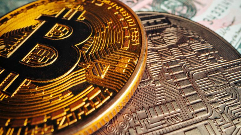 Bitcoin em destaque próximo de dólares