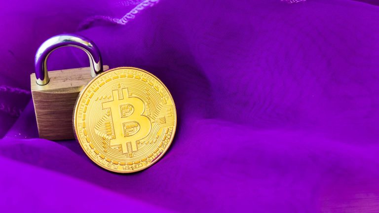 Bitcoin próximo de cadeado com fundo roxo fraudes Nubank criptomoedas