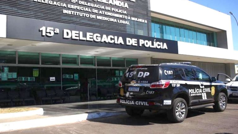Delegacia de Polícia Civil do Distrito Federal e viatura na porta