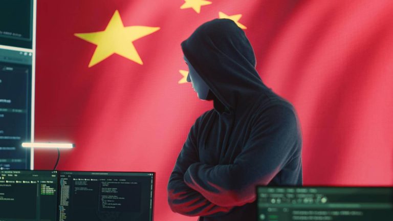 Hacker olhando para bandeira da China executa morte