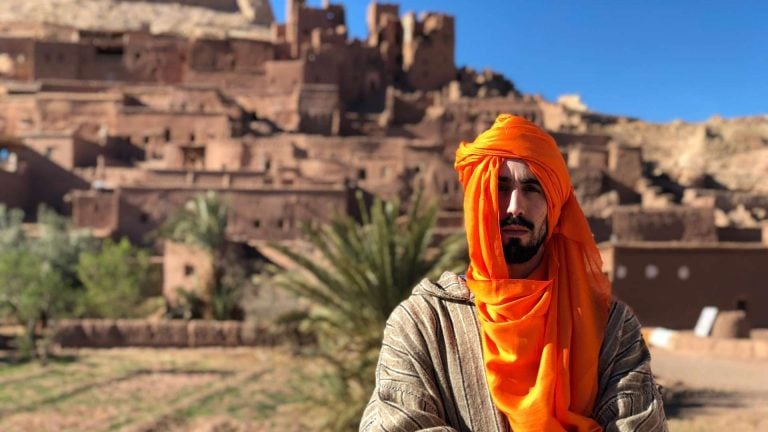 Homem com túnica no deserto Omâ Sultanato acusado bilhão criptomoedas