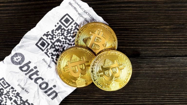 Moedas de bitcoin próximo de papel de nota fiscal com nome da moeda digital corretoras brasil