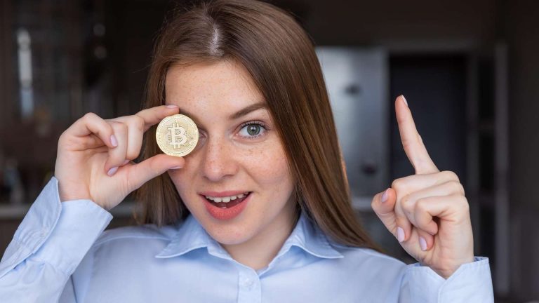 Mulher animada com visão do bitcoin trabalhar 2026 btc cripto criptomoedas