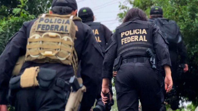 Polícia Federal cumprindo mandados envolvendo criptomoedas no Brasil PF