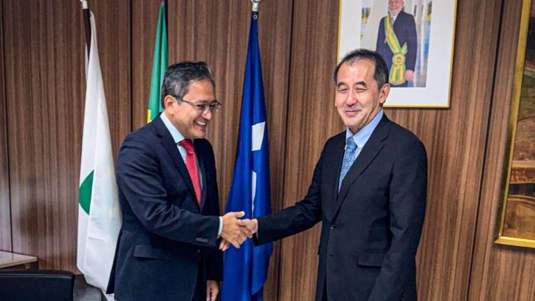 Secretário da Receita Federal recebe novo embaixador do Japão em Brasília