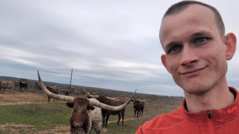 Vitalik Buterin tira foto ao lado de touro retomar confiança Ethereum Vitalik