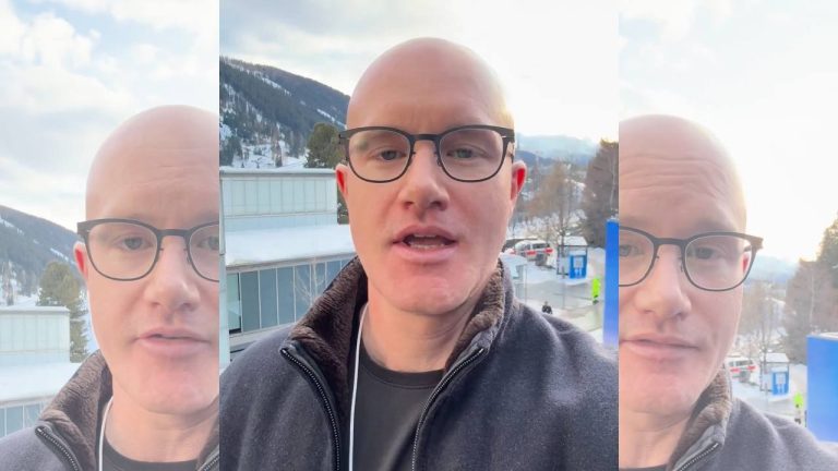 Brian Armstrong, CEO da Coinbase, em Davos