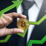 Executivo segurando moeda de Bitcoin