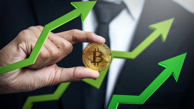 Executivo segurando moeda de Bitcoin