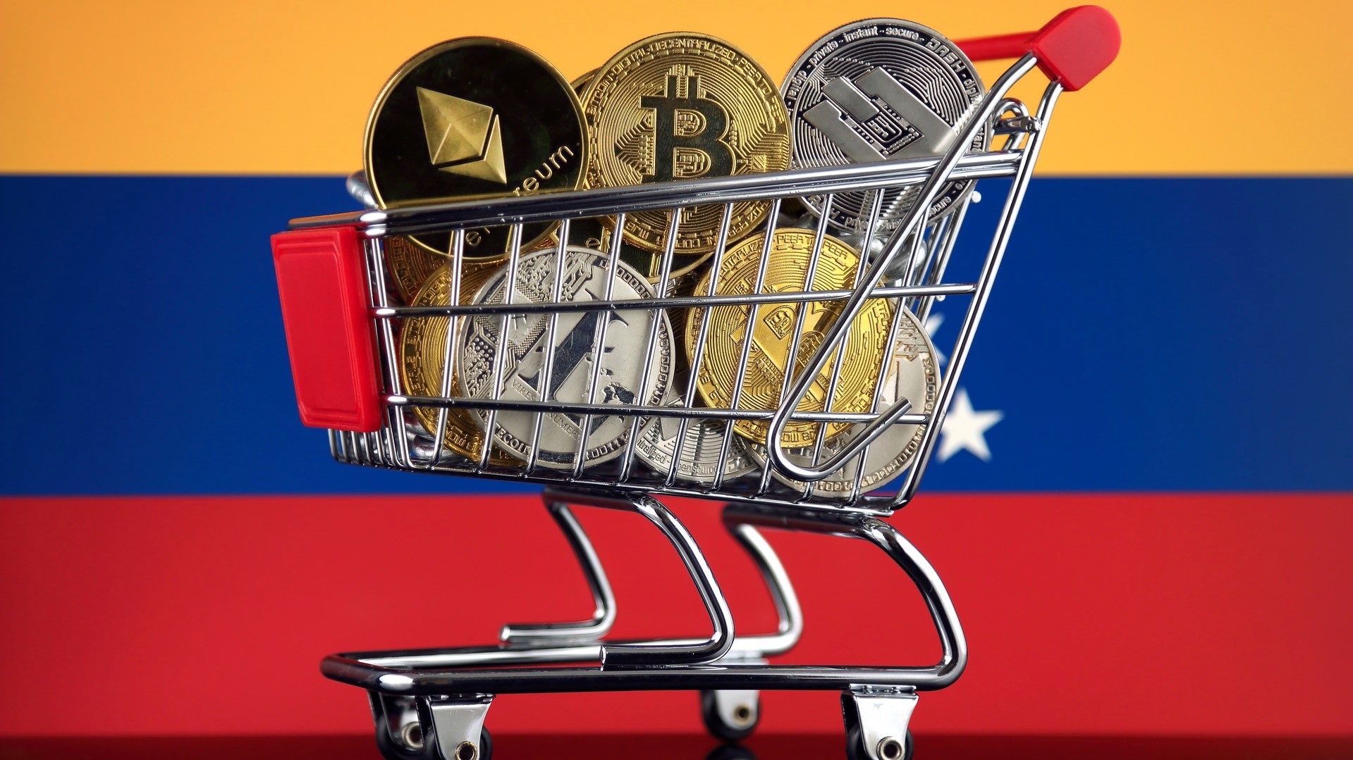 Bitcoin e outras criptomoedas em frente a bandeira da Venezuela