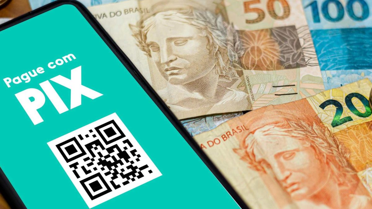 Aplicativo com Pix próximo de notas de dinheiro