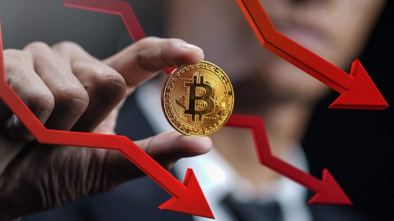 Bitcoin caindo com homem ao fundo