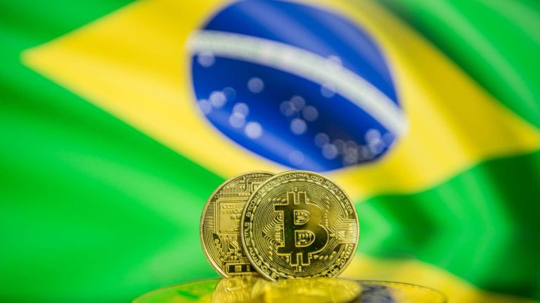 Bitcoin com bandeira do Brasil ao fundo reserva
