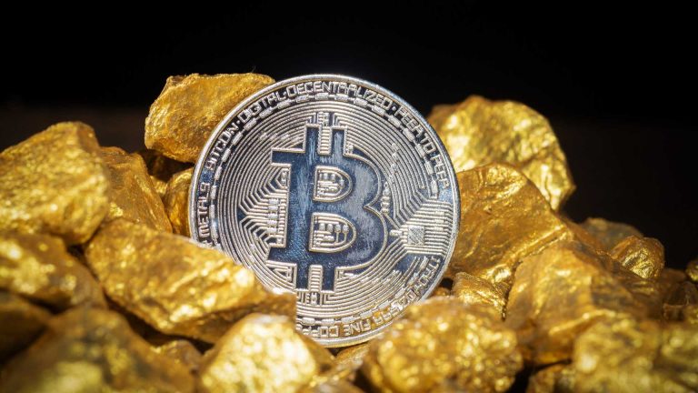 Bitcoin em tom prata sobre ouro
