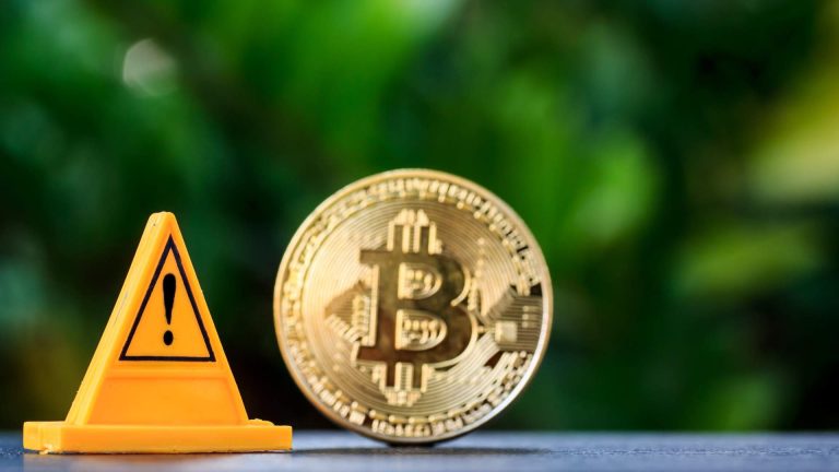 Bitcoin próximo de cone de alerta corretora exchange Brasil