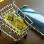 Carrinho de compras ao lado de celular