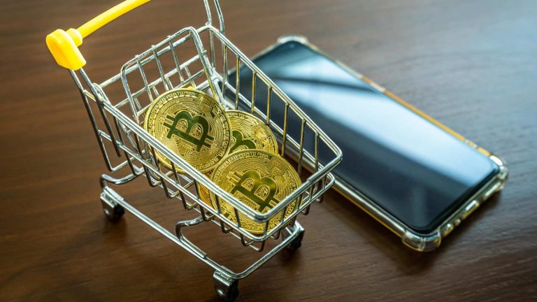 Carrinho de compras ao lado de celular