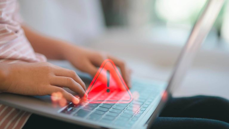 Criança mexendo com computador com sinal de alerta monitoramento de criptomoedas para compra monitoramento de criptomoedas para compra infantil