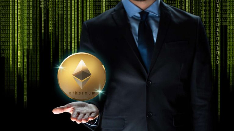 Executivo com Ethereum simbólico na mão