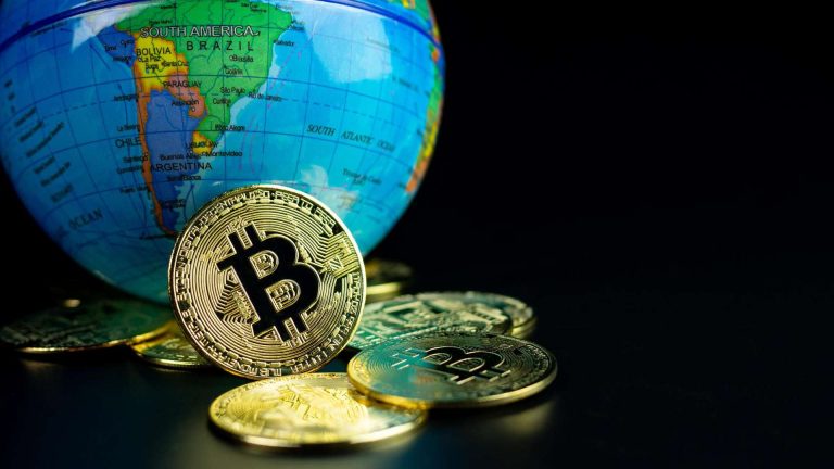 Globo terrestre mirando no Brasil com bitcoin próximo Fireblocks regulação Brasil