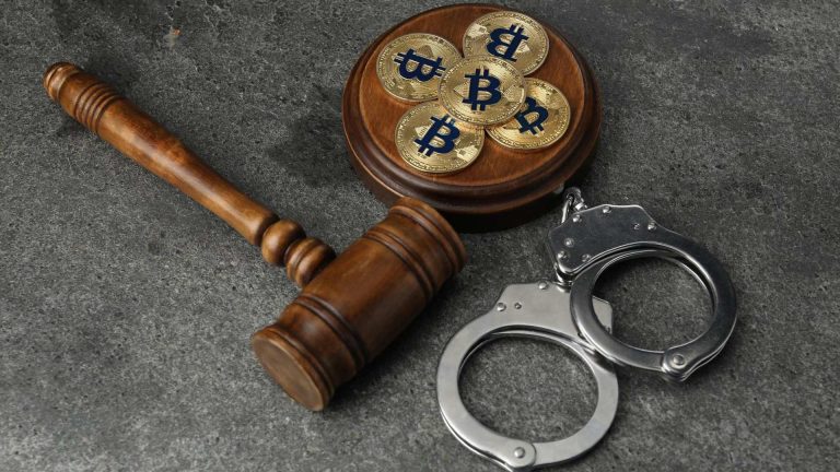 Martelo da justiça, algemas e bitcoins Cilada Cripto