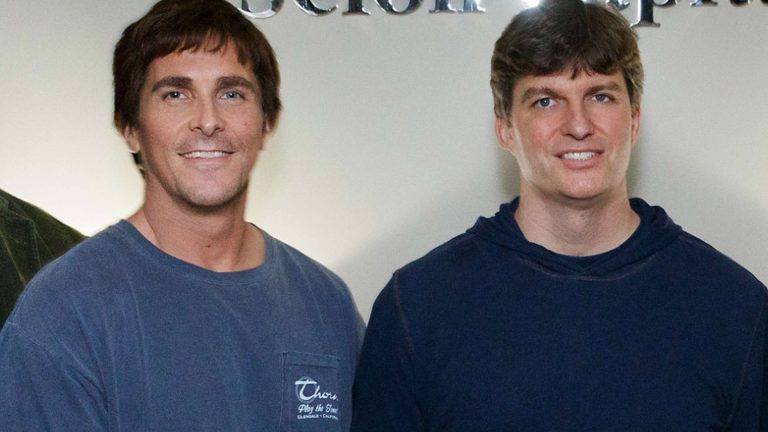 Michael Burry ao lado do ator Christian Bale que lhe interpretou no filme A Grande Aposta homem que previu crise 2008 queda do bitcoin