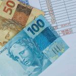 Notas de real próximo de formulário de dívida