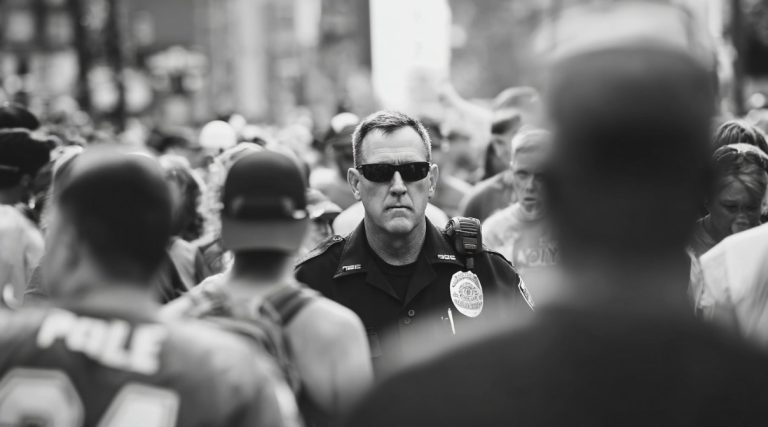 Polícia no meio de pessoas (Imagem gerada por IA)