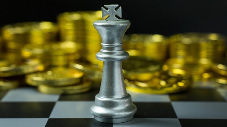 Rei em tabuleiro de xadrez com moedas na sua frente Tether USDT justiça