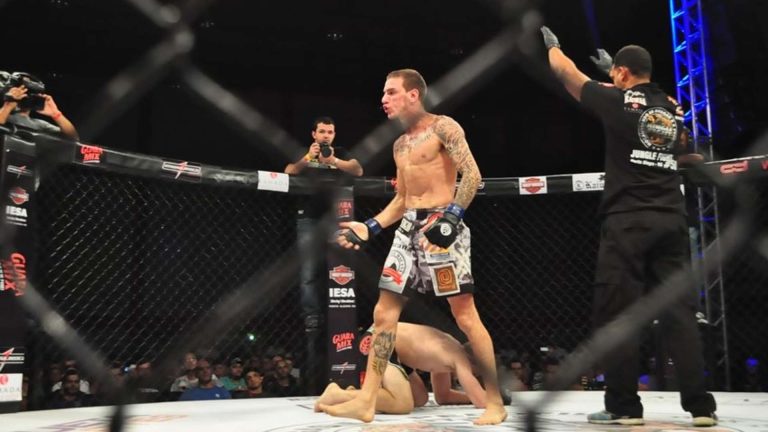 Renato Moicano durante luta no UFC bitcoin