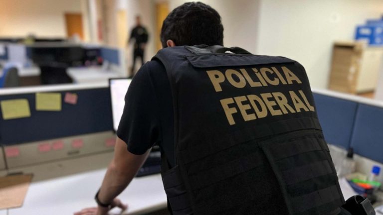 Agente da PF em segunda fase da Operação Narco Azimut Polícia Federal bloqueia bilhão criptomoedas