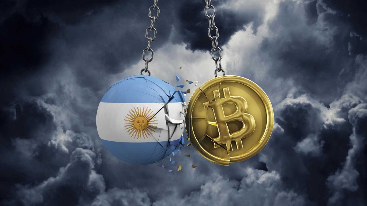 Bandeira da Argentina se chocando com bitcoin Argentina plano pirâmides de criptomoedas