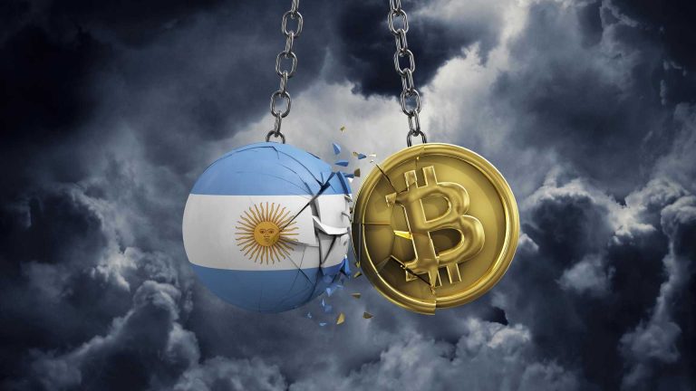Bandeira da Argentina se chocando com bitcoin Argentina plano pirâmides de criptomoedas