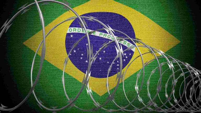 Bandeira do Brasil com cerca de arame