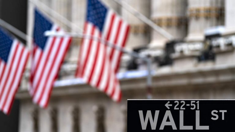 Bandeiras dos EUA na NYSE em Wall Street Bolsa de Nova Iorque investe na OKX