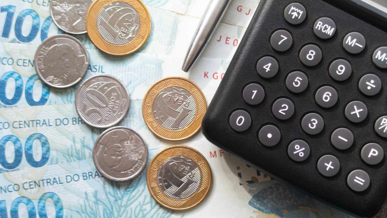 Calculadora e notas de Real brasileiro IOF criptomoedas Brasil