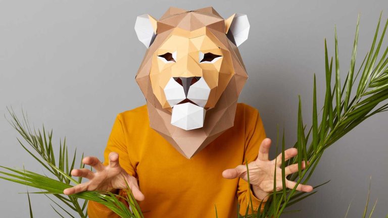 Homem com capacete de leão e mãos abertas em posição de ataque surpresa Receita Federal DeCripto testes