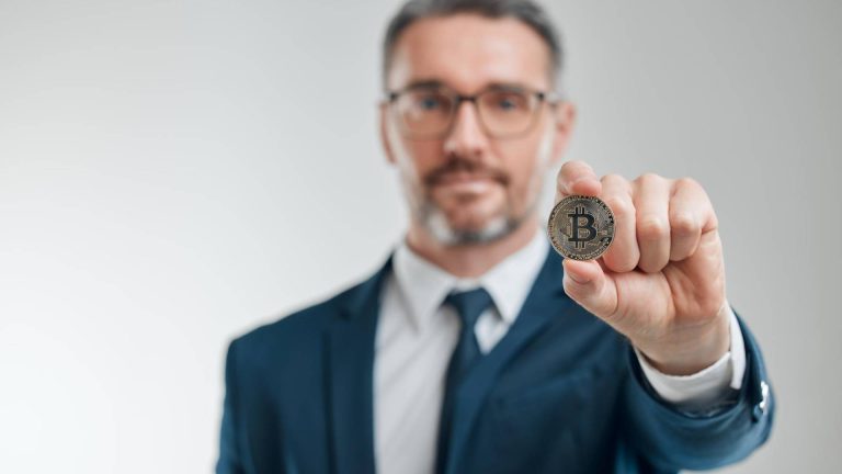 Investidor segurando bitcoin base de investidores em bitcoin