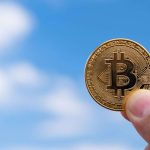 Mão segurando bitcoin próximo do céu Argentina burocracia corretoras de criptomoedas